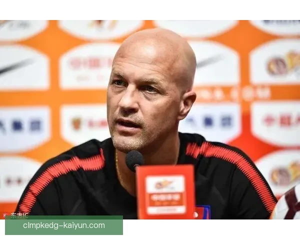 克鲁伊夫历史评价引发热议，球员风格与影响力被广泛认可与分析